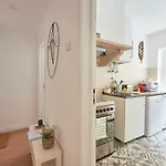 Belem Light Filled Apartment, By Timecooler 아파트 *