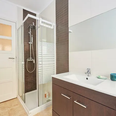 Belem Light Filled Apartment, By Timecooler Apartament